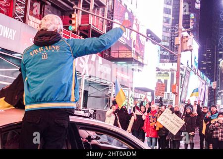 New York, Stati Uniti. 25th Feb 2022. Centinaia di ucraini si sono presi a Times Square per protestare contro l'invasione russa dell'Ucraina e per accogliere un raduno di auto di protesta iniziato a Brooklyn, New York e finì in Piazza. Insieme cantarono "la guerra di Putin" e "proteggere i cieli ucraini" tra gli altri. Molti temono l'ignoto e per il peggio mentre attacchi e caos cavalcano ancora l'Ucraina. (Credit Image: © Bianca Otero/ZUMA Press Wire) Credit: ZUMA Press, Inc./Alamy Live News Foto Stock