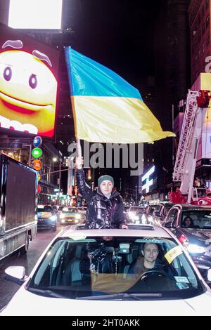 New York, Stati Uniti. 25th Feb 2022. Centinaia di ucraini si sono presi a Times Square per protestare contro l'invasione russa dell'Ucraina e per accogliere un raduno di auto di protesta iniziato a Brooklyn, New York e finì in Piazza. Insieme cantarono "la guerra di Putin" e "proteggere i cieli ucraini" tra gli altri. Molti temono l'ignoto e per il peggio mentre attacchi e caos cavalcano ancora l'Ucraina. (Credit Image: © Bianca Otero/ZUMA Press Wire) Credit: ZUMA Press, Inc./Alamy Live News Foto Stock