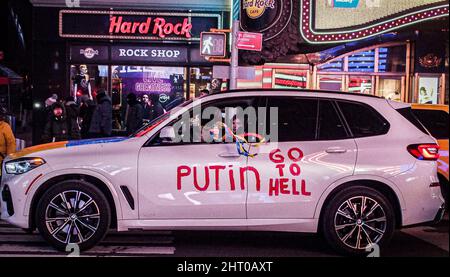 New York, Stati Uniti. 25th Feb 2022. Centinaia di ucraini si sono presi a Times Square per protestare contro l'invasione russa dell'Ucraina e per accogliere un raduno di auto di protesta iniziato a Brooklyn, New York e finì in Piazza. Insieme cantarono "la guerra di Putin" e "proteggere i cieli ucraini" tra gli altri. Molti temono l'ignoto e per il peggio mentre attacchi e caos cavalcano ancora l'Ucraina. (Credit Image: © Bianca Otero/ZUMA Press Wire) Credit: ZUMA Press, Inc./Alamy Live News Foto Stock