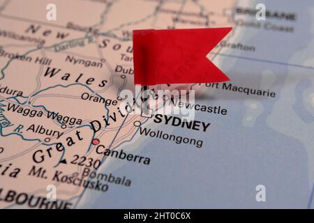 Sydney contrassegnata sulla mappa con la bandiera rossa, Australia Foto Stock