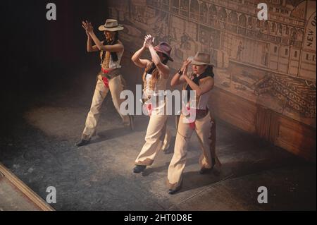 Spettacolo di danza con molti attori presso la Taverna Ovest di Almeria, Spagna Foto Stock