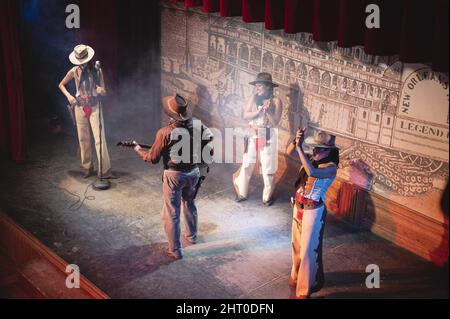 Spettacolo di danza con molti attori presso la Taverna Ovest di Almeria, Spagna Foto Stock