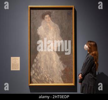 Royal Academy of Arts, Londra, Regno Unito. 23 febbraio 2022. Opere del celebre artista James Abbott McNeill Whistler (1834-1903). Donna di Whistler in bianco: Joanna Hiffernan è la prima mostra ad esaminare l’importante ruolo svolto dal modello irlandese Joanna Hiffernan (c.1839-1886) nella carriera artistica di Whistler. Immagine: Gustav Klimt ha anche ripreso il tema in Ritratto di Ermine Gallia, 1904. The National Gallery, Londra. L’abito alla moda di Hermine Gallia suggerisce la consapevolezza di Klimt sul famoso prototipo Whistler. Credit: Malcolm Park/Alamy Foto Stock