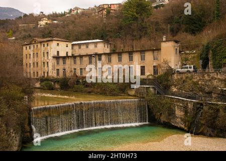 Il torrente Leno che attraversa Rovereto in Trentino, nord-est Italia. È uno dei principali affluenti dell'Adige Foto Stock