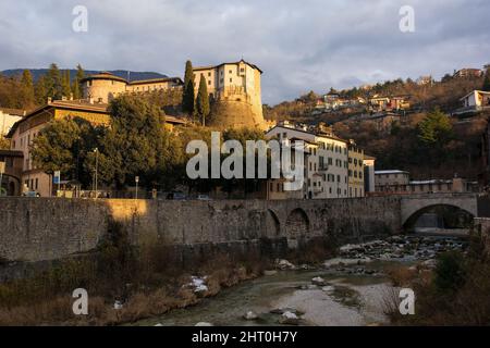 Torrente Leno che attraversa Rovereto in Trentino, ne Italia. È 1 dei principali affluenti dell'Adige. Il castello di Rovereto è centrale Foto Stock