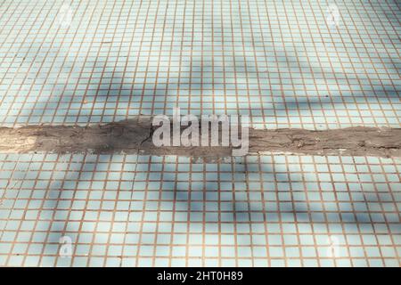 Texture della piastrella. Il muro è esposto alla luce del sole. Piastrelle in rivestimento di costruzione. Piccole piazze. Foto Stock