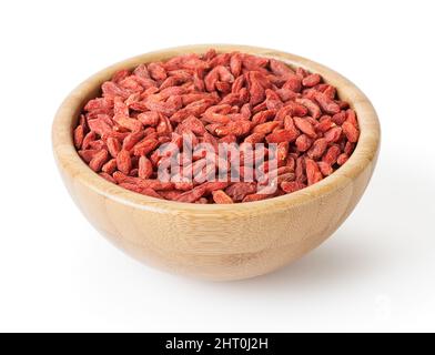 Bacche di goji essiccate in ciotola di legno isolato su sfondo bianco con sentiero di taglio Foto Stock