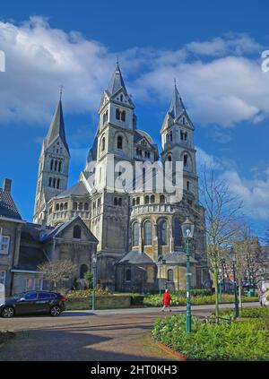 Roermond (Munsterchurch), Paesi Bassi - Febbraio 9. 2022: Vista sulla chiesa medievale tardo romanica del 13th secolo con due torri contro il cielo blu Foto Stock