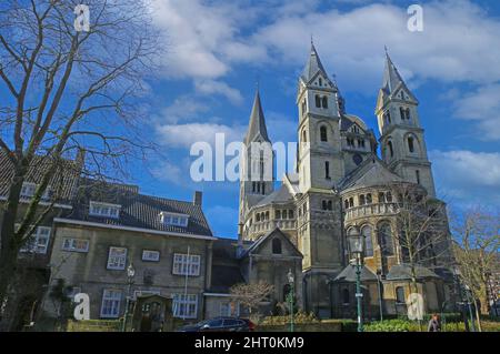 Roermond (Munsterchurch), Paesi Bassi - Febbraio 9. 2022: Vista sulla chiesa medievale tardo romanica del 13th secolo con due torri contro il cielo blu Foto Stock