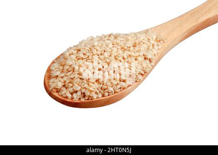 I semi di sesamo in un cucchiaio di legno su sfondo bianco Foto Stock
