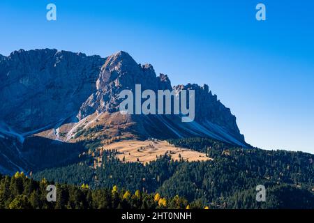 Il gruppo montuoso Odle di Eores, Aferer Geisler, visto dal passo Würzjoch in autunno. Foto Stock