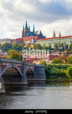 Ponte Manesuv sul fiume Moldava e Mala Strana a Praga, in Czechia Foto Stock