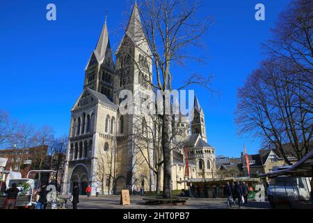 Roermond, Paesi Bassi - Febbraio 9. 2022: Vista sulla piazza del mercato sulla chiesa medievale tardo romanica del 13th secolo con due torri frontali contro b Foto Stock