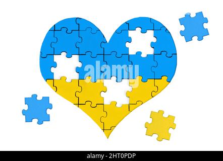 Simbolo del cuore fatto di puzzle pezzi dipinti i colori della bandiera nazionale dell'Ucraina e tre pezzi da impostare in luogo isolato su bianco. Foto Stock