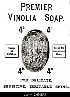 ADVERT Premier Vinolia SOAP .1896. Questo sapone di forma ovale venduto per 4d (quattro pence) un bar. Era conosciuto come 'il sapone del Titanic perché il marchio è stato fornito sulla nave durante il suo primo viaggio. È stato marchiato come un 'sapone della toletta 'significato era per uso personale (in contrasto con i saponi di lavaggio), originalmente un'azienda britannica denominata la Vinolia Co Ltd, inoltre ha fatto la polvere del bambino, polvere del viso, profumi e sapone da barba. William Lever acquistò l'azienda nel 1906. Oggi il marchio è di proprietà di Unilever. Foto Stock