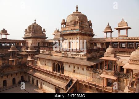 Bastioni a cupola in cima al cortile interno del Palazzo Jahangir Mahal, costruito nel 17th.Century da Bundela Kings a Orchha in Madhya Pradesh, India Foto Stock