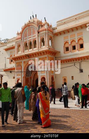 Festa di nozze fuori del Tempio RAM Raja nel centro di Orchha a Madhya Pradesh, India Foto Stock