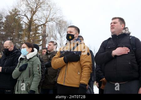 Non esclusiva: KHARKIV, UCRAINA - 19 FEBBRAIO 2022 - la gente esegue l'inno nazionale durante il trivello di difesa territoriale per i civili detenuti da Az Foto Stock