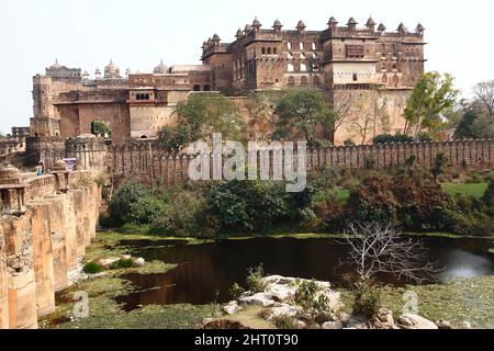 Esterno del Raj Mahal Palace con ponte di granito sul canale d'acqua in Orchha, Madhya Pradesh, India Foto Stock