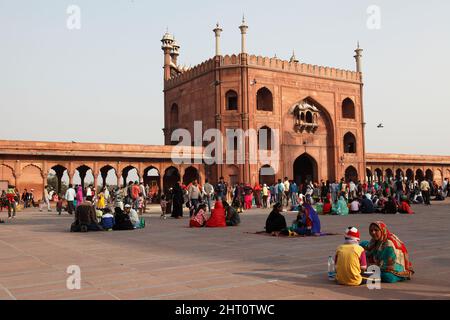 Porta dell'Imperatore alla Moschea di Jami Masjid, costruita dall'Imperatore Shah Jahan e completata nel 1658; nella Vecchia Delhi, Delhi, India. Foto Stock