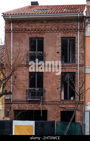 riabilitazione di vecchi edifici, in fase di ristrutturazione e ristrutturazione, dimore familiari in appartamenti della città europea Foto Stock