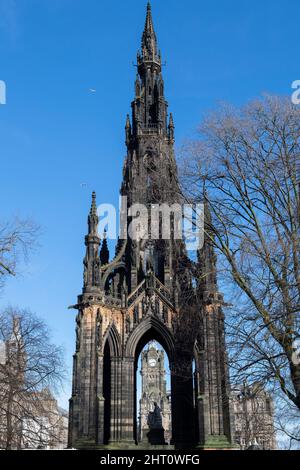 Il Monumento Scott in Princes Street Gardens si affaccia sul Balmoral Hotel Clock Tower, Edimburgo, Scozia Foto Stock