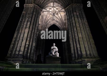 Il Monumento Scott di notte in Princes Street Gardens, Edimburgo, Scozia Foto Stock