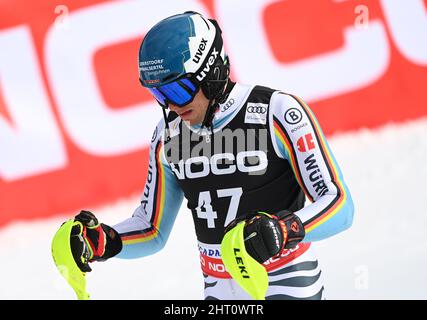 Garmisch Partenkirchen, Germania. 26th Feb 2022. Sci alpino: Coppa del mondo, slalom, uomini, 1st run. Alexander Schmid dalla Germania è al traguardo. Credit: Angelika Warmuth/dpa/Alamy Live News Foto Stock