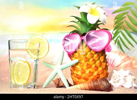 Mare tropicale estivo con ananas, stelle marine e occhiali da sole sulla spiaggia di sabbia calda. Concetto di viaggio e vacanza con spazio copia. Foto Stock
