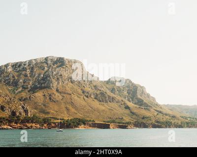 Splendida vista su una montagna vicino all'oceano Foto Stock