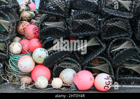 Vasi di aragosta, funi e carri da pesca utilizzati dai pescatori industriali come attrezzatura sulle loro navi. Foto Stock