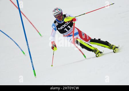 Garmisch Partenkirchen, Germania. 26th Feb 2022. Sci alpino: Coppa del mondo, slalom, uomini, 1st run. Daniel Yule dalla Svizzera in azione. Credit: Angelika Warmuth/dpa/Alamy Live News Foto Stock