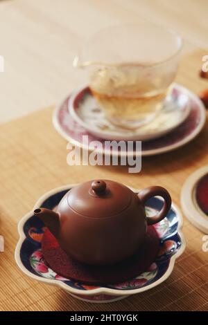 Vetro trasparente tè pentola con acqua calda tè nero su un tavolo di legno.  Chiudere verticale up shot Foto stock - Alamy