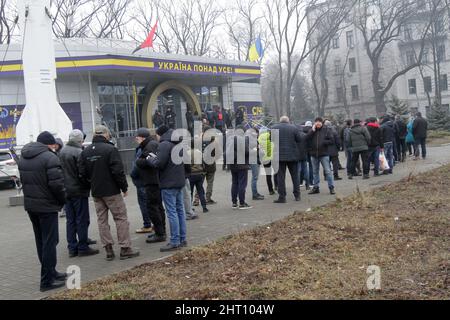 Dnipro, Ucraina. 26th Feb 2022. DNIPRO, UCRAINA - 26 FEBBRAIO 2022 - la coda dei volontari è raffigurata al di fuori del punto di volontariato e di mobilitazione istituito nell'edificio Media Space vicino all'Amministrazione dello Stato Regionale di Dnipropetrovsk, Dnipro, Ucraina centrale. Credit: Ukrinform/Alamy Live News Foto Stock