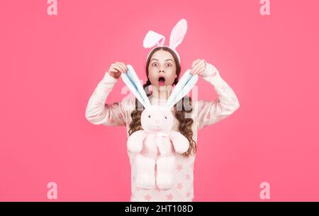 le orecchie sono così carine. sorprende la ragazza adolescente in sleepwear. caccia bunny. solo divertirsi. Foto Stock