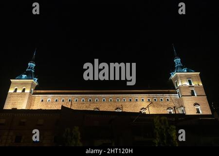 Scatto ad angolo basso dell'Alcazar di Toledo circondato da luci di notte in Spagna Foto Stock