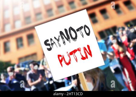 Ragazza con il messaggio politico di bandiera dire no a Putin al rally di protesta. ReportageEDITORIAL Photo for the war between Russia and ucraine Foto Stock