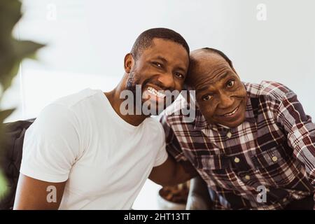 Ritratto di uomo felice di assistenza sanitaria e anziano in casa di riposo Foto Stock