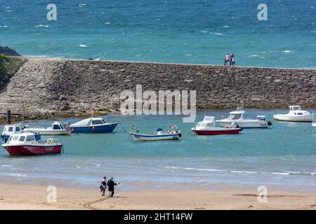 BUDE, CORNOVAGLIA, Regno Unito - AGOSTO 15 : Spiaggia e porto a Bude in Cornovaglia il 15 Agosto 2013. Persone non identificate Foto Stock