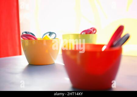 La scuola per bambini fornisce forbici e colorati strumenti di arte educativa Foto Stock