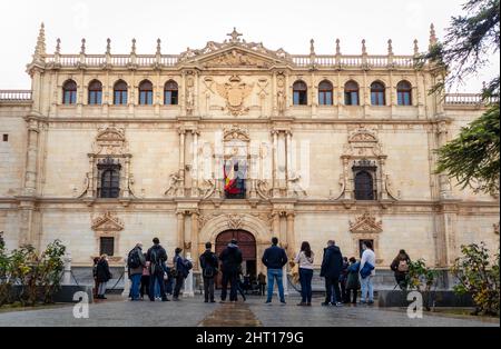 Spagna, 2021 dicembre: Facciata dell'Università Alcalá de Henares edificio principale in pietra, vicino Madrid, Spagna. Foto Stock