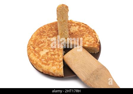 Frittata di patate, conosciuta come 'frittata panish'. Con un cucchiaio di legno. Molto consumato in Spagna. Isolato su sfondo bianco. Cucina spagnola. Foto Stock