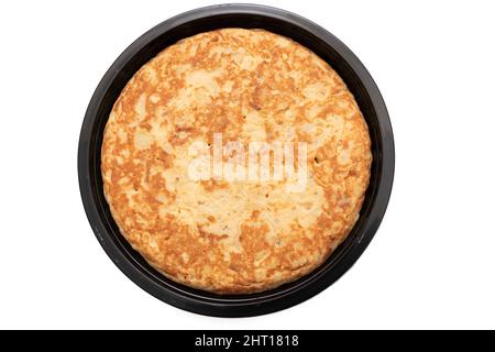 Frittata di patate in un contenitore di plastica. Isolato su sfondo bianco. Concetto di cibo preparato. Foto Stock