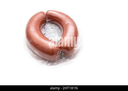 Fleischwurst confezionato, salsiccia tedesca. Isolato su sfondo bianco. Concetto di cibo tedesco. Foto Stock