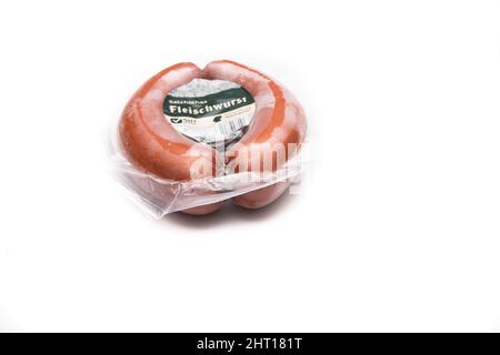 Fleischwurst confezionato, salsiccia tedesca. Isolato su sfondo bianco. Concetto di cibo tedesco. Foto Stock