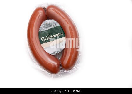 Fleischwurst confezionato, salsiccia tedesca. Isolato su sfondo bianco. Concetto di cibo tedesco. Foto Stock