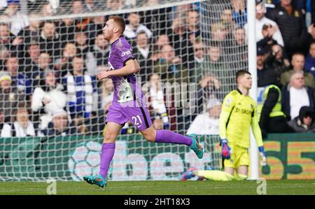 Dejan Kulusevski di Tottenham Hotspur festeggia il secondo gol del gioco durante la partita della Premier League a Elland Road, Leeds. Data foto: Sabato 26 febbraio 2022. Foto Stock