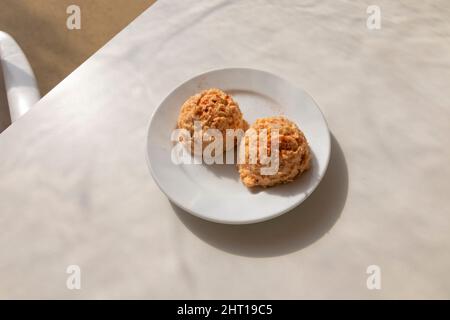 Insalata di polpo, in forma di palla servita su un piatto. Concetto di cucina spagnola. Foto Stock