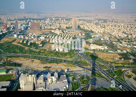 Vista della città, dell'autostrada e delle case circostanti dalla Milad Tower (Borj-e Milad) a Teheran. Milad Tower è il monumento più importante di Teheran A. Foto Stock