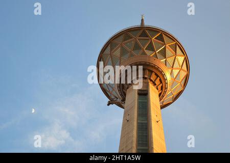 Teheran, Iran - 10 giugno 2019: Milad Lookout Tower (Borj-e Milad) a Teheran. Milad Tower è il monumento più importante di Teheran dopo il Monum Azadi Foto Stock